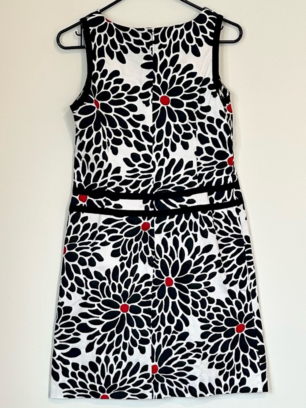Talbots Black & White Floral Shift Dress with Red Accents - Size: 6 - Picture 6 of 6